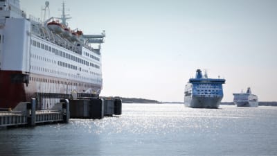 Sverigebåtar vid Mariehamns hamn i april 2021.