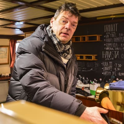 Skepparen och rederiets J.L. Runebergs verkställande direktör i fartygets café