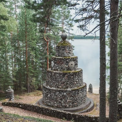 Kivistä tehty muistomerkki järven rannalla. Rakennelma on useamman metrin korkuinen ja tornimainen, sitä koristaa monta myllykiveä.