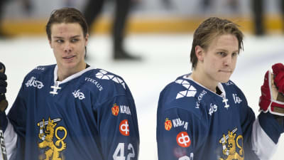 Miro Heiskanen och Eeli Tolvanen på isen.