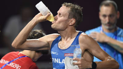 Jarkko Kinnunen dricker.