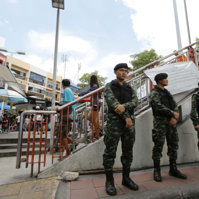 Soldater har i Bankok kommenderats ut på gatorna till platser där demonstrationer kan äga rum.