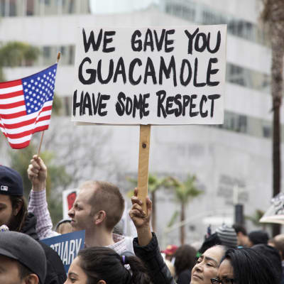 Människor protesterar mot presidenten i Los Angeles den 18 februari.