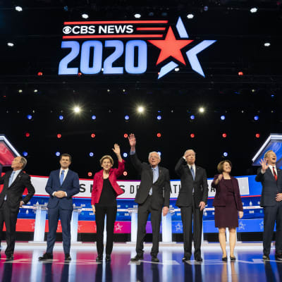 De sju presidentkandidaterna som deltog i debatten i South Carolina från vänster till höger: Michael Bloomberg, Pete Buttigieg, Elizabeth Warren, Bernie Sanders, Joe Biden, Amy Klobuchar, och Tom Steyer. 