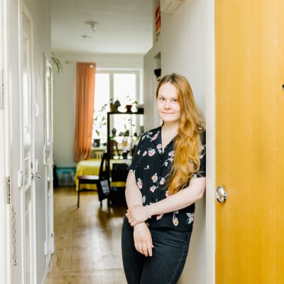 Opiskelija Niina Koistinen vuokra-asuntonsa ovella Helsingin Vallilassa.