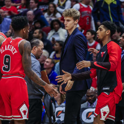 Lauri Markkanen i civila kläder bland sina lagkamrater.
