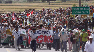 Invånare i Peru som demonstrerar mot gruvprojekt. 