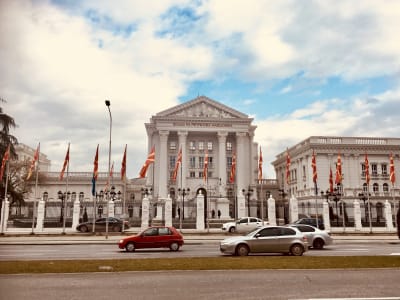 Den nya fasaden på regeringsbyggnaden i Skopje, Makedoniens huvudstad är i nyklassicistisk stil.