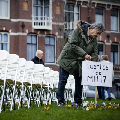 Anhöriga till dödsoffren ombord på MH17 placerade 298 vita plaststolar utanför den ryska ambassaden i Haag i Nederländerna på söndagen, dagen innan rättegången börjar. 