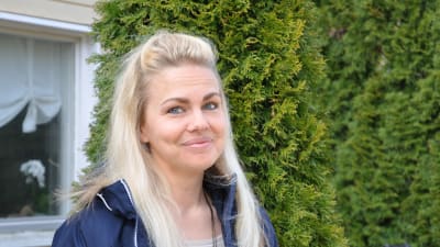 Ela Strandberg står ute, närbild.