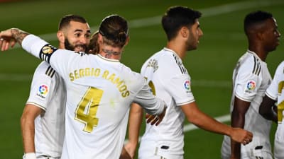 Real Madrid jublar efter Karim Benzemas mål. 