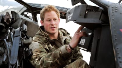 Prins Harry i en stridshelikopter i Afghanistan i december 2012.