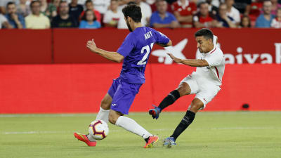Sevillas Jesus Navas skjuter mål mot Ujpest.