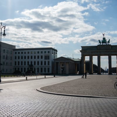 Parizer Platz framför Brandenburger tor i Berlin ligger så gott som öde