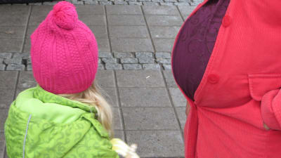 väntande mamma med dotter