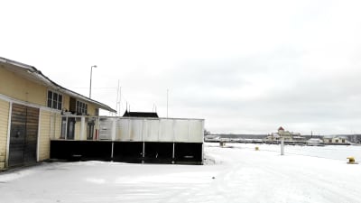 En bild från Ekenäs hamn. Till vänster syns en gul byggnad med uteservering, i bakgrunden syns restaurang Knipan.