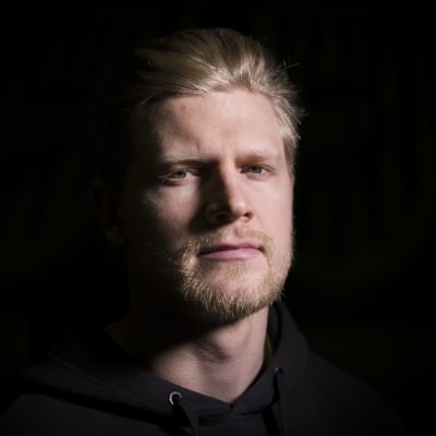 Martin Berger seisoo ja katsoo kameraan.