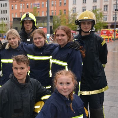 Unga frivilliga brandkårister från Malax poserar på Vasa torg.