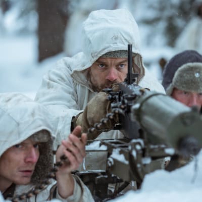 Bild av maskingevärskompani som skjuter i snöväder