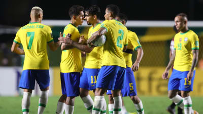 Brasilianska spelare firar efter segern över Venezuela.