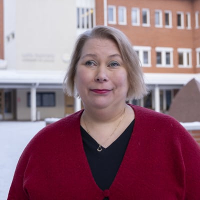 Nainen kuvattuna Lapin yliopiston pääovien vieressä.