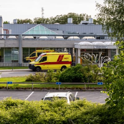 Ambulans utanför Borgå sjukhus.