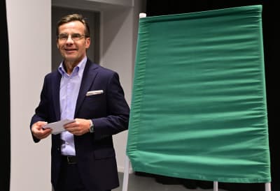 Ulf Kristersson äänestämässä.