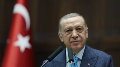 Recep Erdogan iklädd kostym och ljusblå slips.