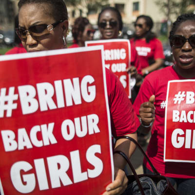 Nigerianska kvinnor demonstrerar i Kenya.