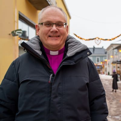 Bo-Göran Åstrand poserar framför kameran ute på en gata.