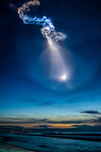 Falcon9-raket med Dragon rymdfarkost på natthimlen över Cape Canaveral.