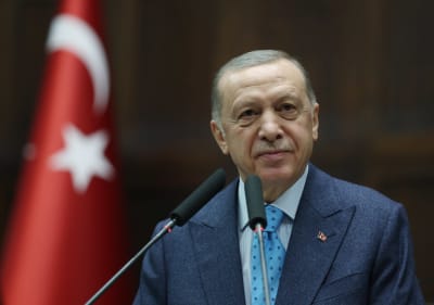 Recep Erdogan iklädd kostym och ljusblå slips.