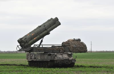 Luftvärnssytemet Buk på ett fält i Ukraina.