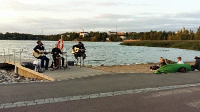 Tölöviken samlar varje år mycket folk till Konstens natt. Här får en brygga tjänstgöra som scen.