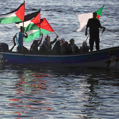 Gazabor ute i båtar för att visa sitt stöd för Women´s boat to Gaza som den israeliska armén bordade 5.10.16