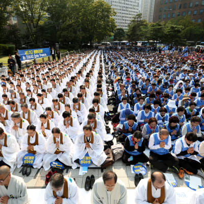 Även sydkoreanska buddhister motsätter sig regeringens kontroversiella beslut att bygga missilförsvarssystemet Thaad. Beslutet försämrar också relationerna med Kina och Nordkorea