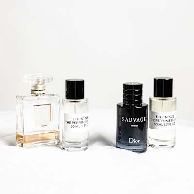 Erilaisia hajuvesipulloja rivissä.