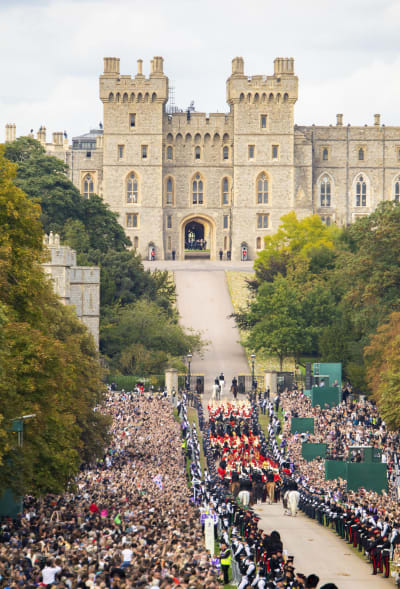 En procession utanför slottet Windsor.