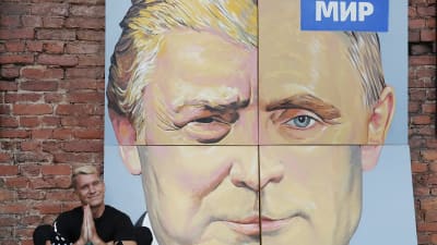 Tavlan med Putin och Trump har målats av den ryske konstnären Alexej Sergienko inför presidenternas möte i Tyskland i somras 