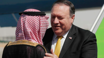 USA:s utrikesminister hälsar på sin saudiska kollega Adel al-Jubeir på flygplatsen i Riyadh