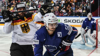 Patrick Reimer och Jonathan Janil kämpar om pucken.