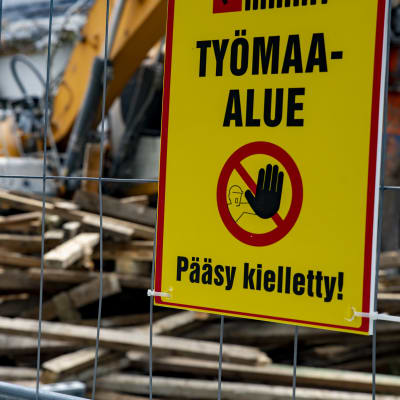 Pääsy kielletty -kyltti Koulukatu 10:n purkutyömaan aidassa.