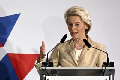 EU-kommssionens ordförande Ursula von der Leyen talar under en presskonferens.