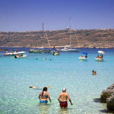 Turister vid den maltesiska ön Comino.