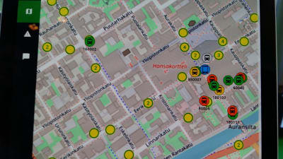 Digital karta över Åbo centrum med alla bussar i realtid.