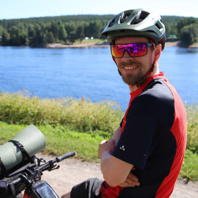 Johannes Perkkiö pyöränsa kanssa Kemijoen rannassa Rovaniemellä