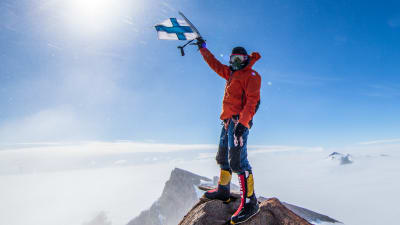Patrick "Pata" Degerman på en bergstopp i Antarktis.