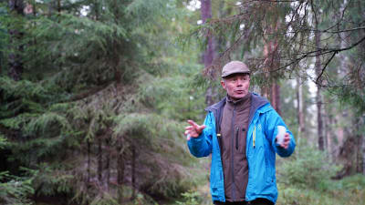 Carl-Johan Jansson undervisar i skogen.