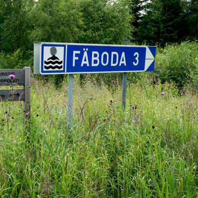 Skylt med texten "Fäboda".