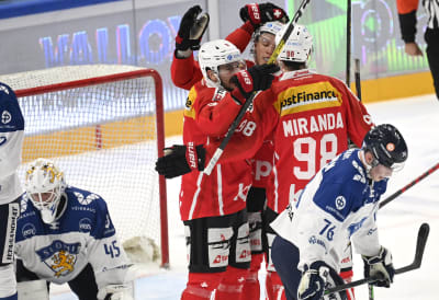 Schweiziska hockeyspelare firar vid finska målet.